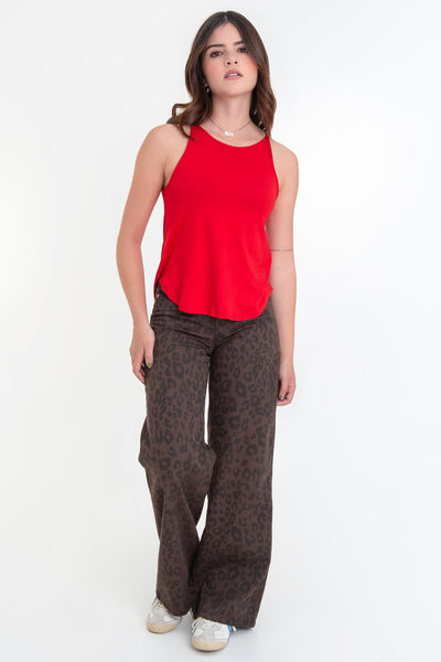 Top de cuello halter sin mangas, tirantes finos, bajo curveado y silueta ligeramente oversized.