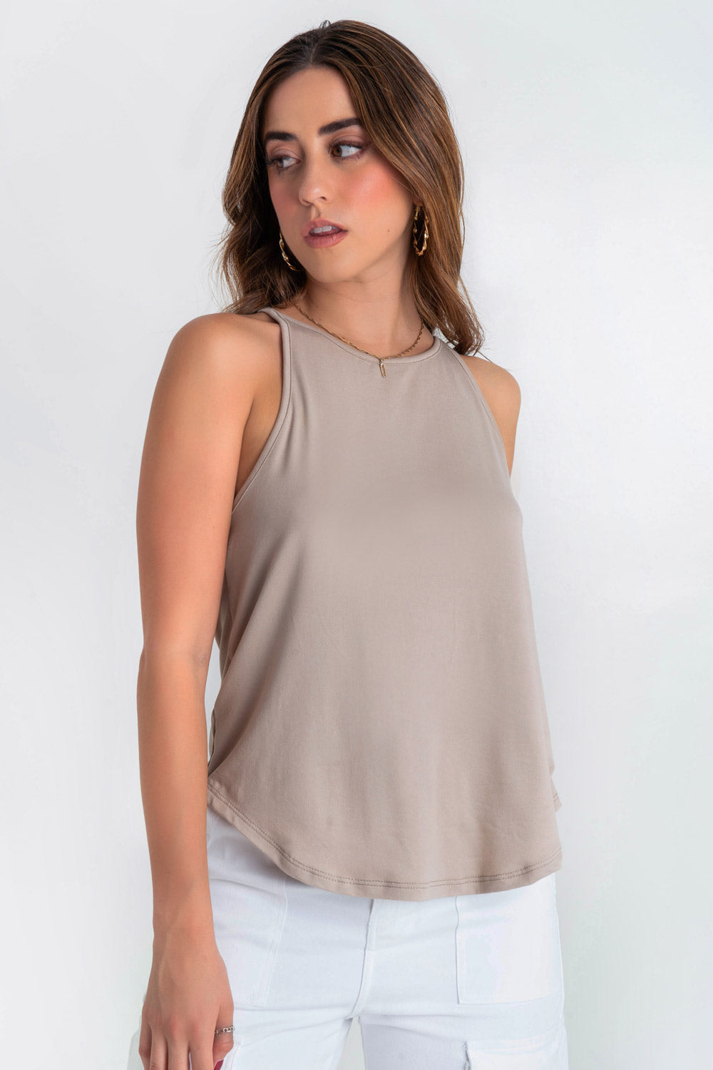 Top de cuello halter sin mangas, tirantes finos, bajo curveado y silueta ligeramente oversized.