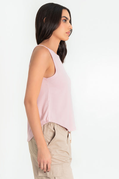 Top de cuello halter sin mangas, tirantes finos, bajo curveado y silueta ligeramente oversized.