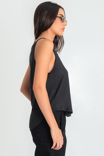 Top de cuello halter sin mangas, tirantes finos, bajo curveado y silueta ligeramente oversized.