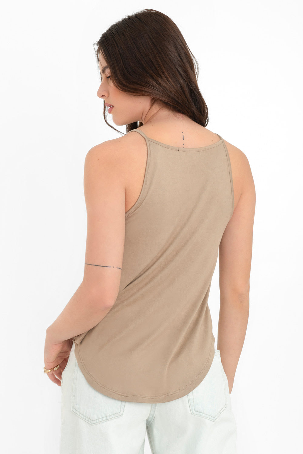 Top de cuello halter sin mangas, tirantes finos, bajo curveado y silueta ligeramente oversized.