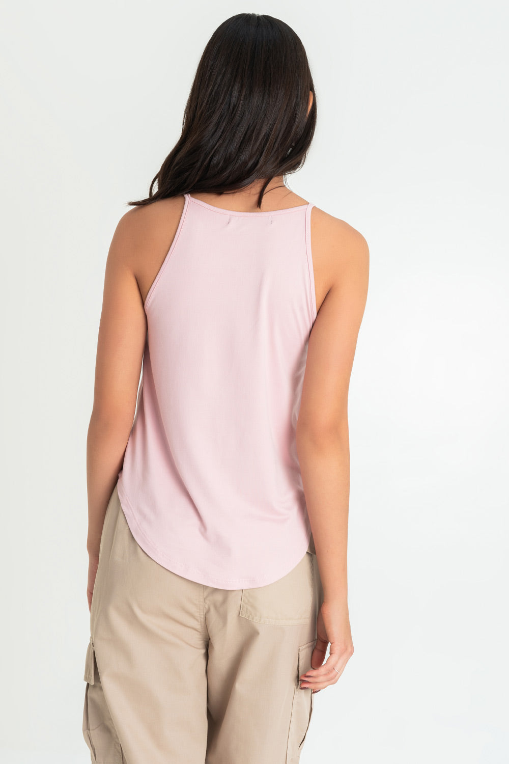 Top de cuello halter sin mangas, tirantes finos, bajo curveado y silueta ligeramente oversized.