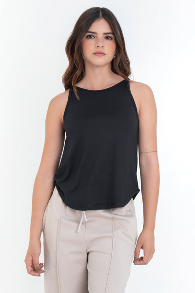 Top de cuello halter sin mangas, tirantes finos, bajo curveado y silueta ligeramente oversized.