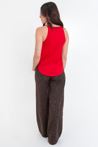 Top de cuello halter sin mangas, tirantes finos, bajo curveado y silueta ligeramente oversized.
