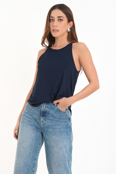 Top de cuello halter sin mangas, tirantes finos, bajo curveado y silueta ligeramente oversize.