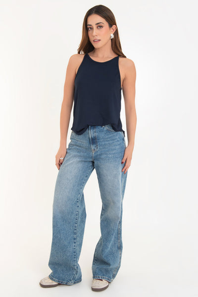 Top de cuello halter sin mangas, tirantes finos, bajo curveado y silueta ligeramente oversize.
