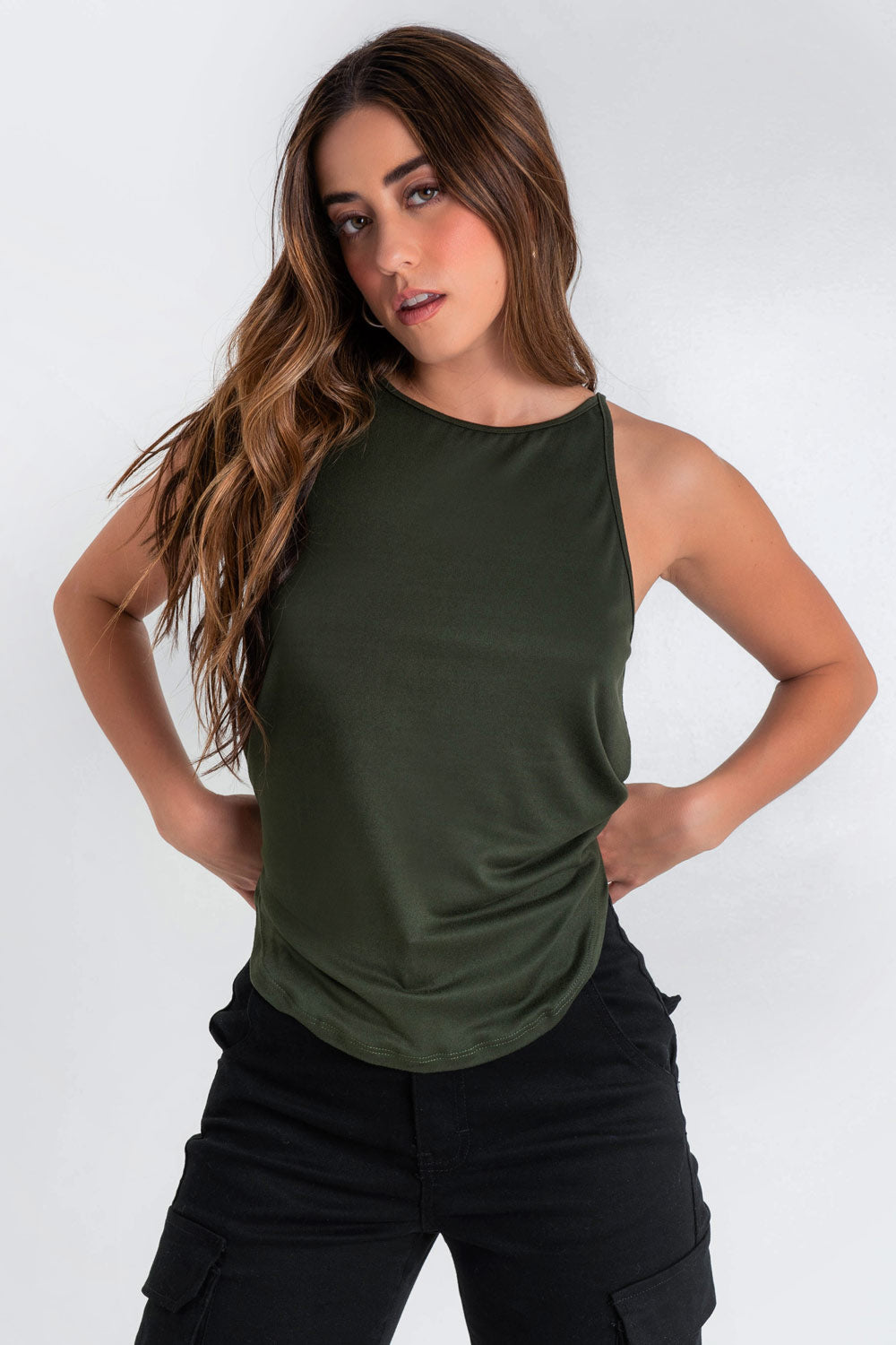 Top de cuello halter sin mangas, tirantes finos, bajo curveado y silueta ligeramente oversized.