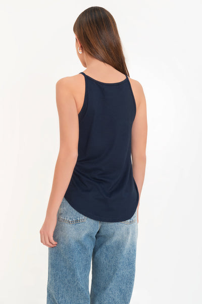 Top de cuello halter sin mangas, tirantes finos, bajo curveado y silueta ligeramente oversize.