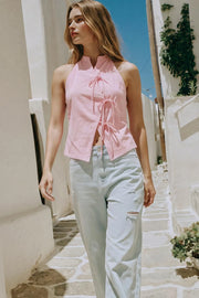 Top halter de cuello mao, fit ajustado, sin mangas, pinzas frontales y cruce frontal con lazos amarrables.
