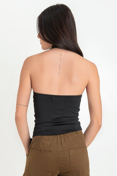 Top halter de fit ajustado, cuello alto fluido, sin mangas y bajo diagonal asimétrico.