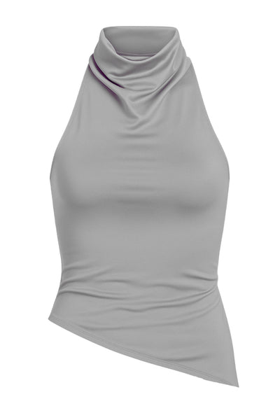 Top halter corto de fit ajustado, sin mangas, cuello halter fluido con plisados y escote en espalda. Detalle de bajo diagonal asimétrico.