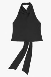 Top halter de fit fluido, escote en espalda, nudo amarrable posterior, cierre con botón y ojal.