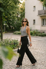 Top corto de estampado rayas, cuello halter con nudo amarrable posterior, escote v y plisados en cintura, fit ajustado, escote en espalda y cierre posterior con nudo amarrable.