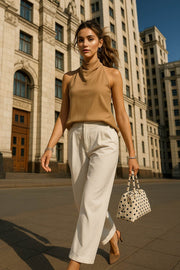 Top halter de cuello alto fluido, sin mangas, fit recto, cierre posterior con botones y ojales.