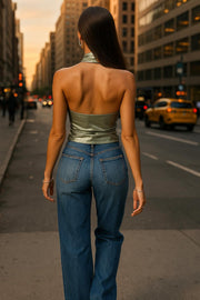 Top halter metálico de fit ajustado, escote fluido, sin mangas y detalles plisados posteriores.