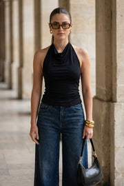 Top corto de cuello halter fluido, sin mangas, fit ajustado y escote en espalda.