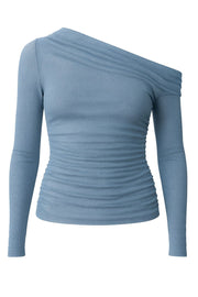 Top asimétrico de fit ajustado, manga larga, cuello diagonal asimétrico con hombro descubierto y plisados laterales. Detalle de textura en tejido.
