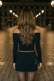 Top corto de fit ajustado, manga larga, hombros descubiertos, escote recto con doblez en borde y detalle de plisados decorativos en costados.