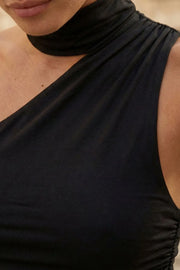Top satinado asimétrico, de fit ajustado, detalles plisados laterales y en hombro, sin mangas, un hombro, escote diagonal y choker con plisados. Cierre posterior con botón y ojal.