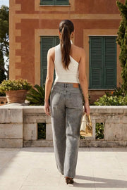 Top satinado asimétrico, de fit ajustado, detalles plisados laterales y en hombro, sin mangas, un hombro, escote diagonal y choker con plisados. Cierre posterior con botón y ojal.