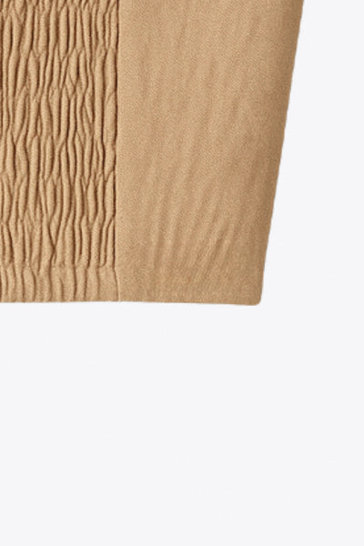 Crop top de lino, fit ajustado, escote corazón con cortes decorativos y detalles plisados, costuras frontales, tirantes con nudo amarrable y fruncido en espalda.