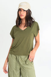 Top de cuello v, fit oversized y manga corta seguida.