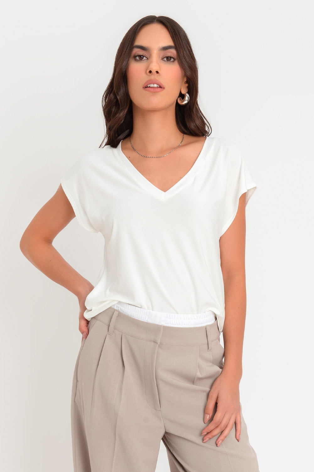 Top de cuello v, fit oversized y manga corta seguida.