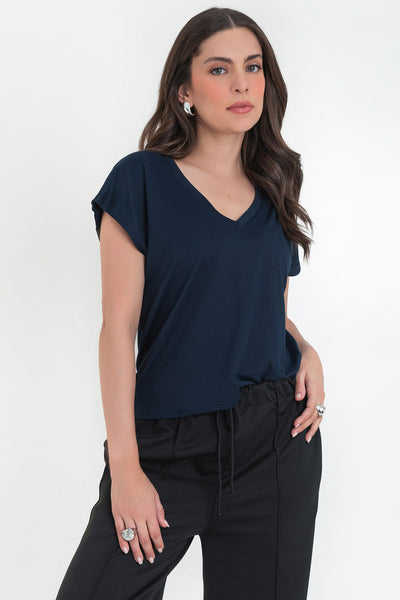 Top de cuello v, fit oversized y manga corta seguida.