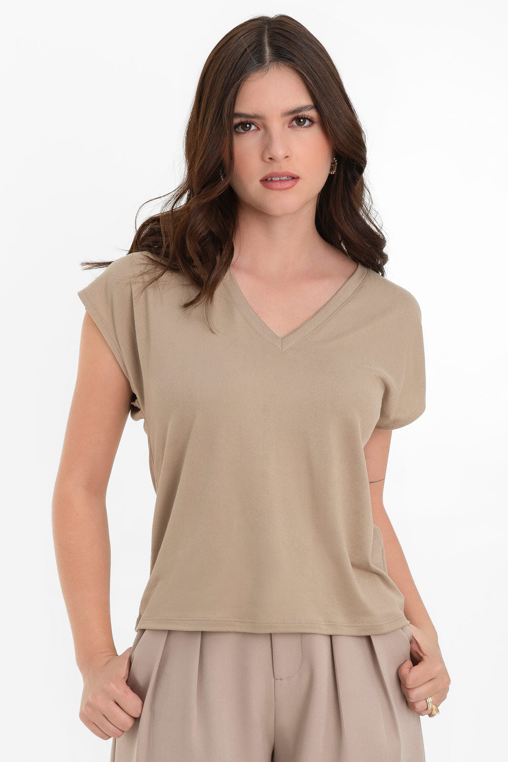 Top de cuello v, fit oversized y manga corta seguida.