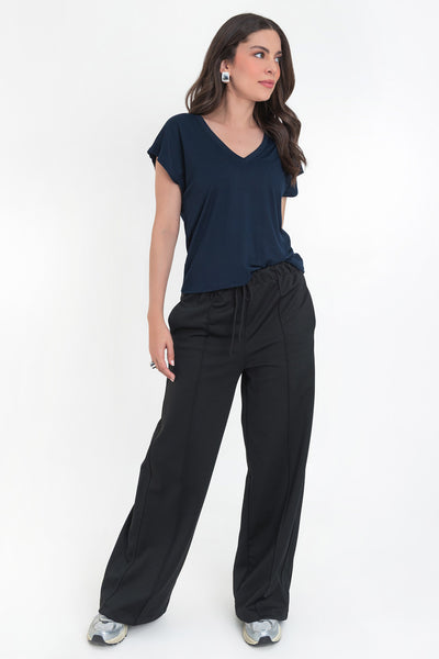 Top de cuello v, fit oversized y manga corta seguida.