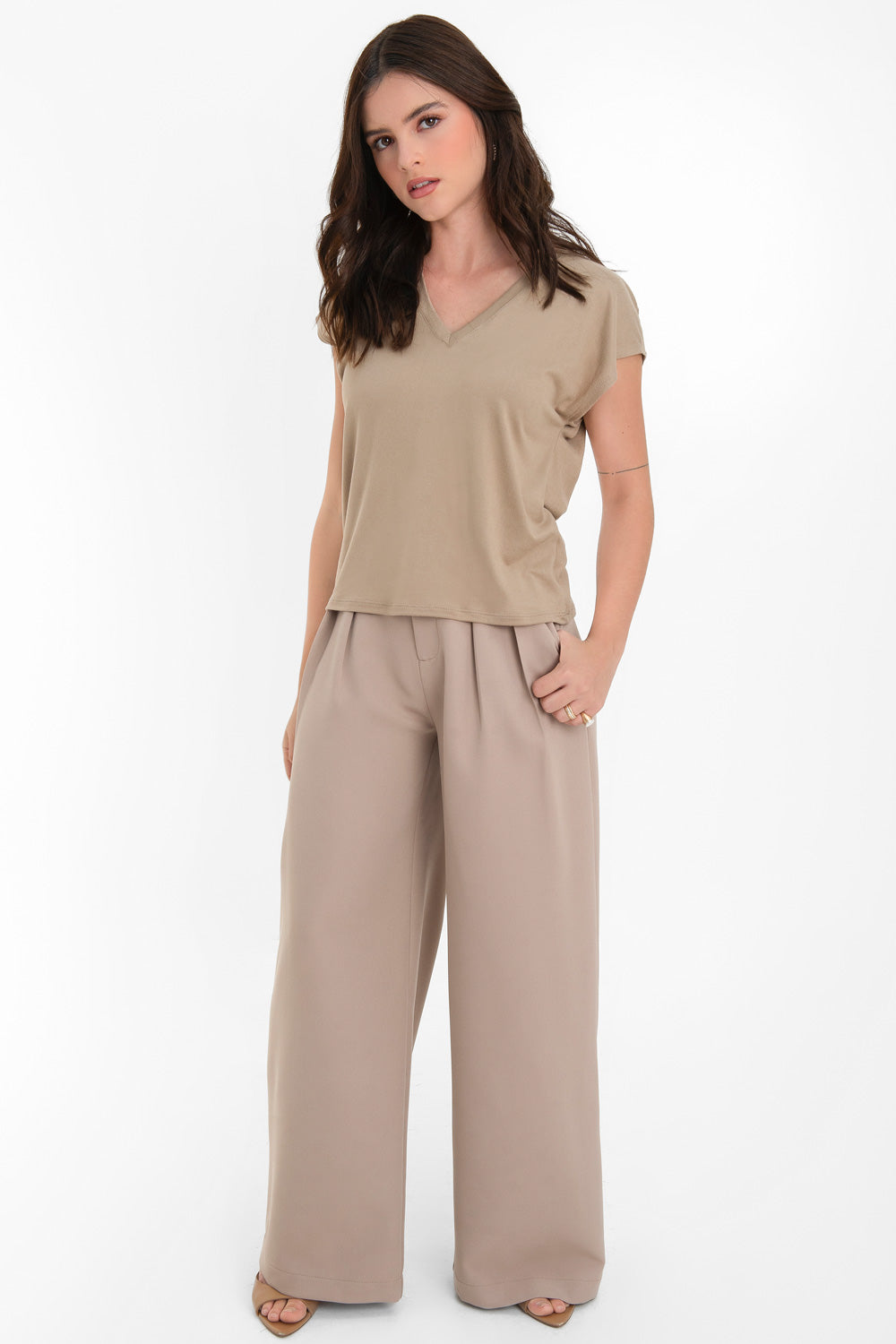 Top de cuello v, fit oversized y manga corta seguida.