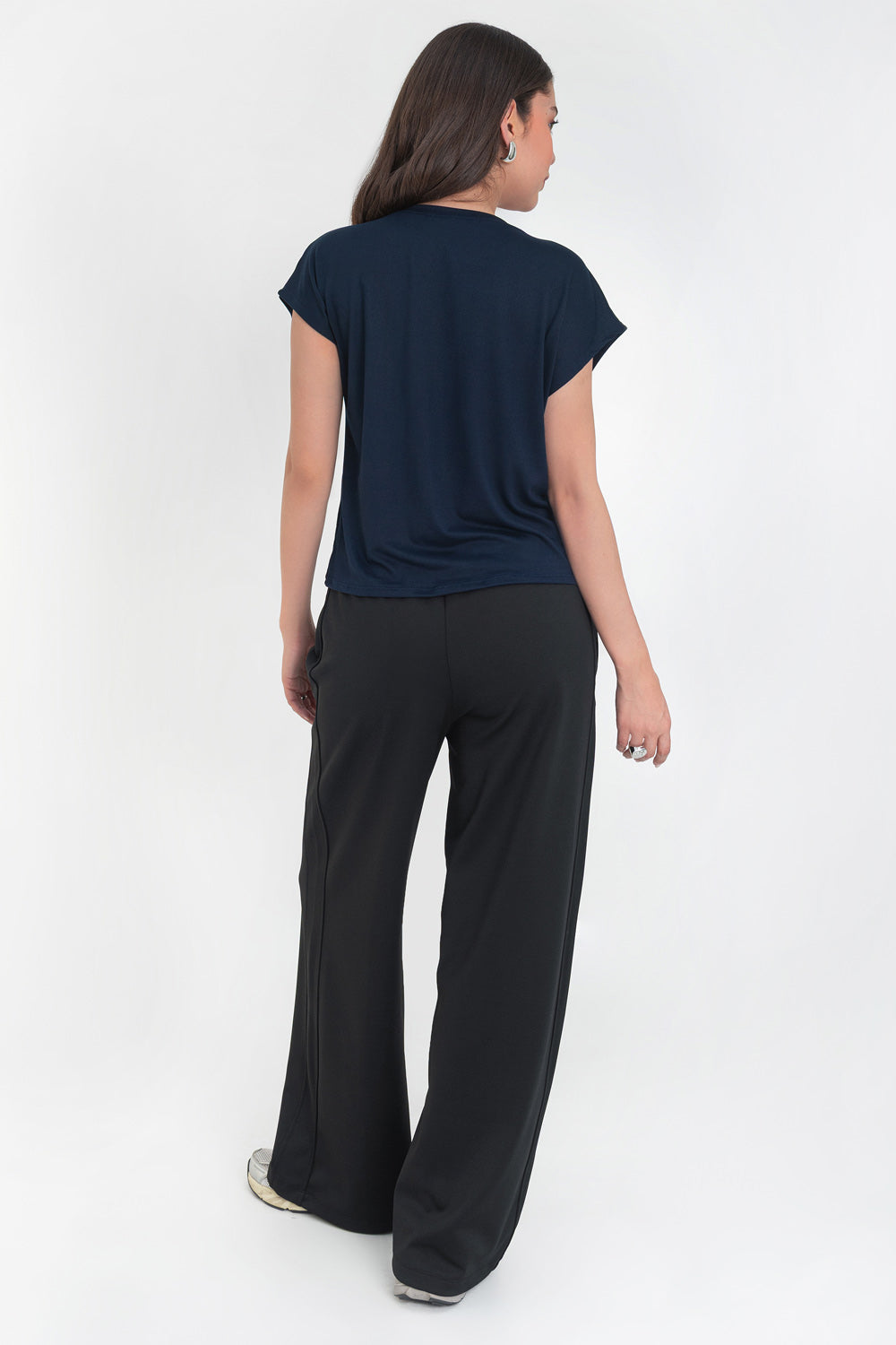 Top de cuello v, fit oversized y manga corta seguida.