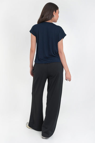 Top de cuello v, fit oversized y manga corta seguida.