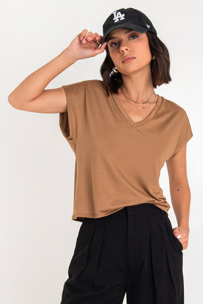 Top de cuello v, fit oversized y manga corta seguida.