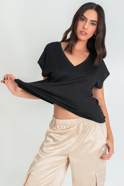 Top de cuello v, fit oversized y manga corta seguida.