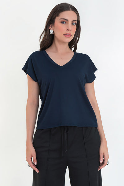 Top de cuello v, fit oversized y manga corta seguida.