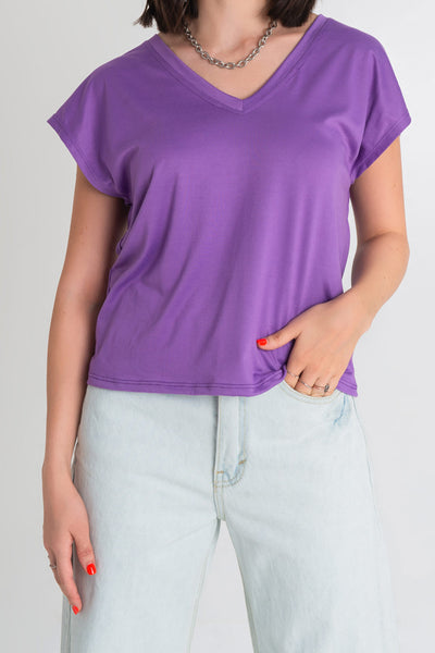 Top de cuello v, fit oversized y manga corta seguida.