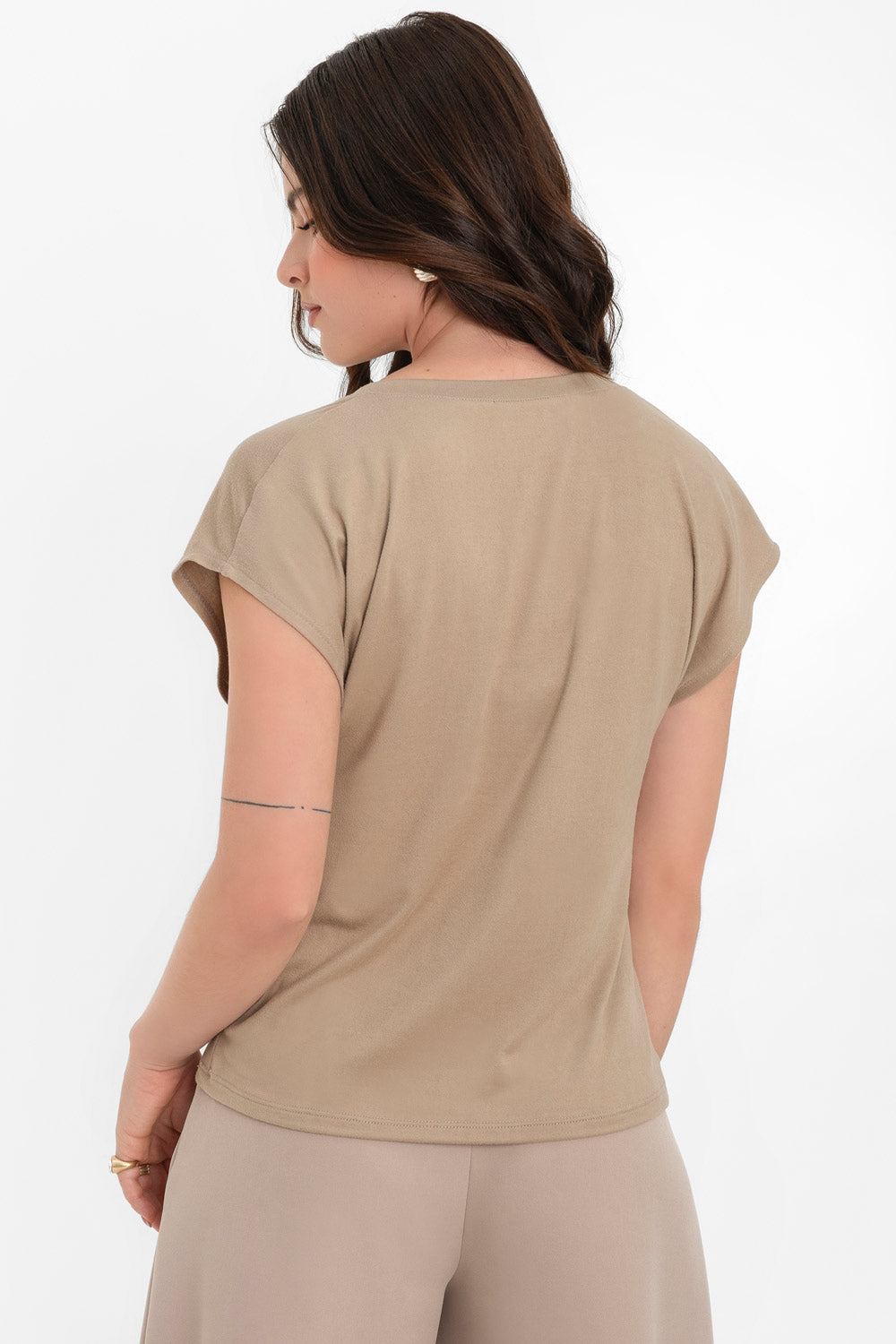 Top de cuello v, fit oversized y manga corta seguida.