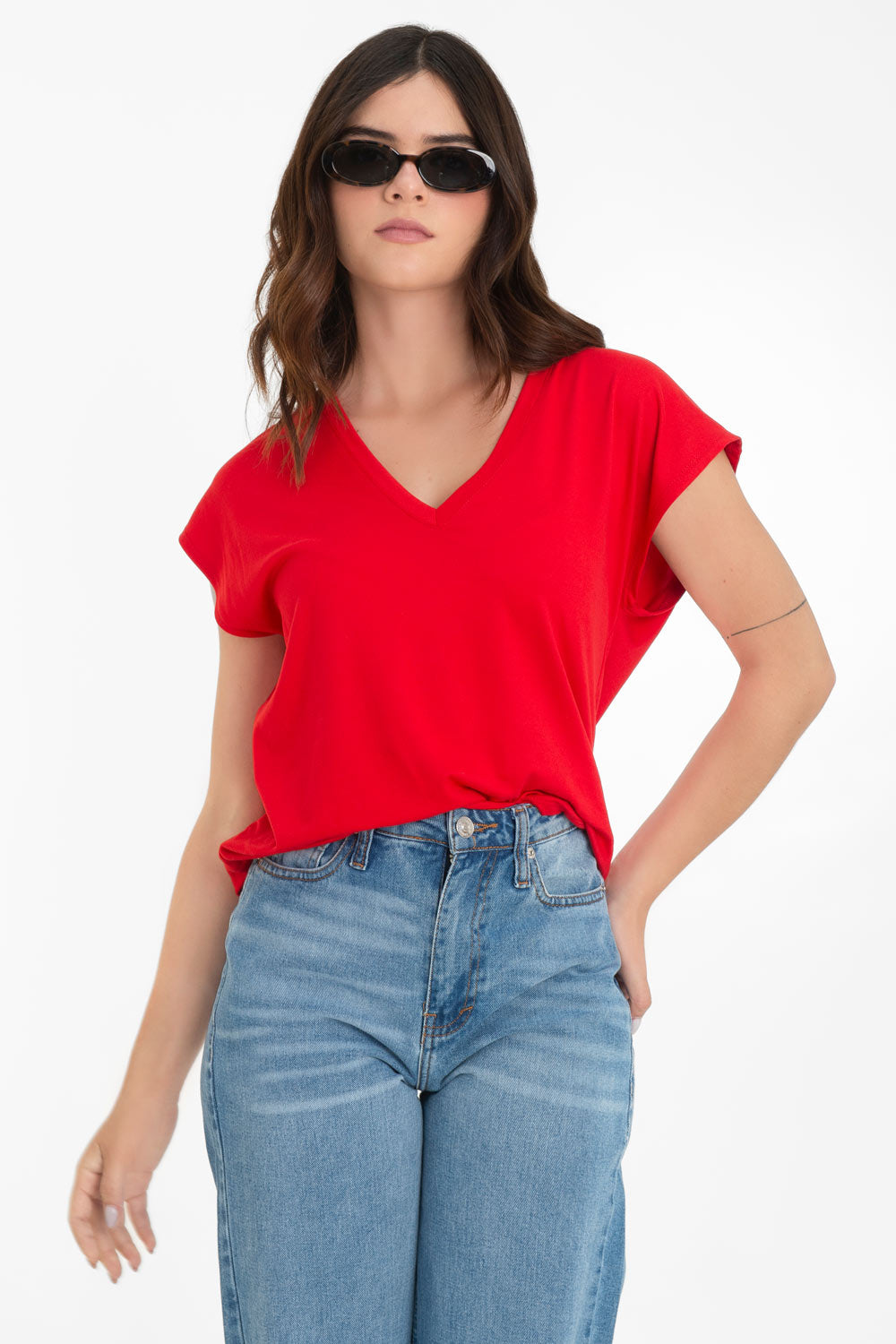 Top de cuello v, fit oversized y manga corta seguida.