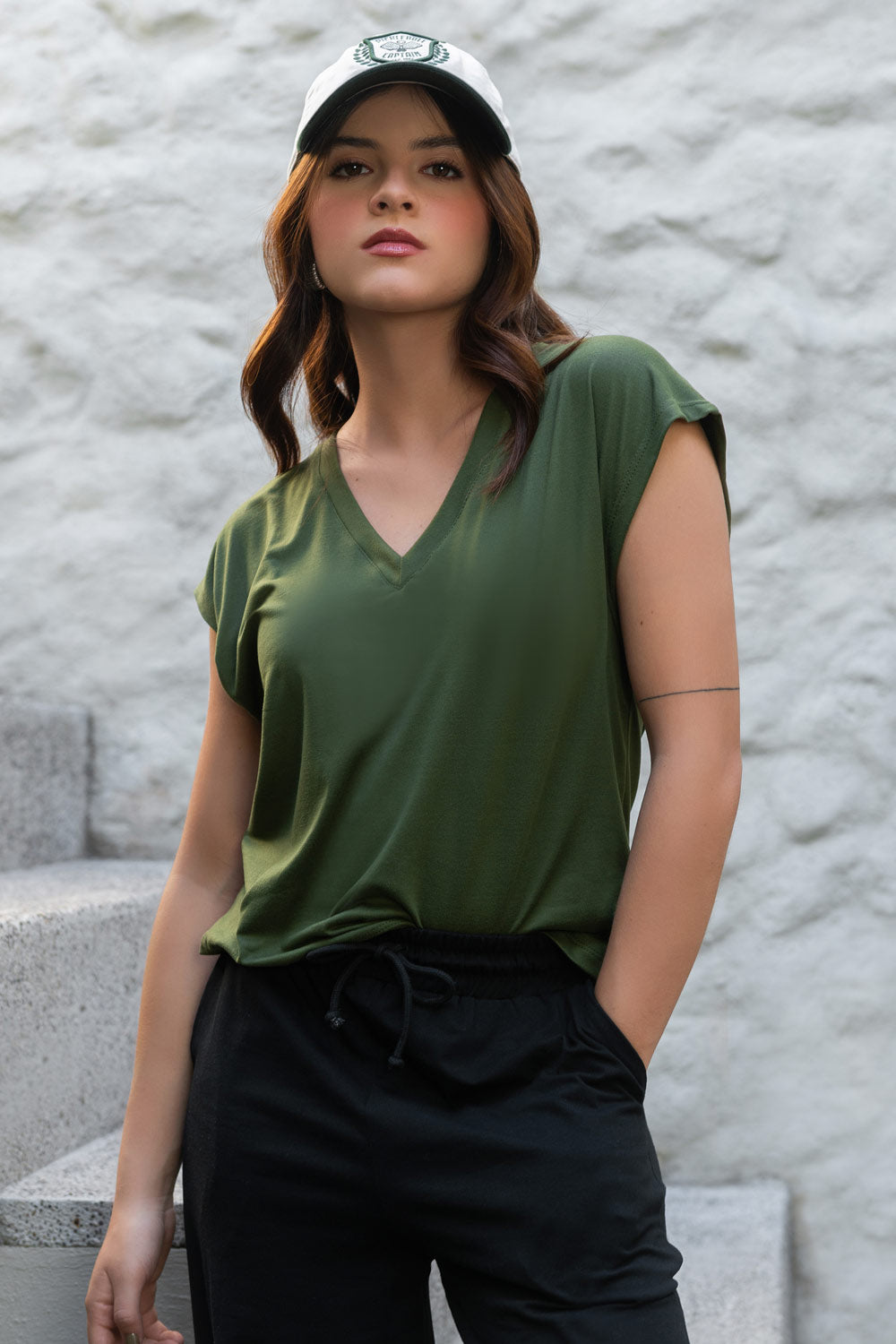 Top de cuello v, fit oversized y manga corta seguida.
