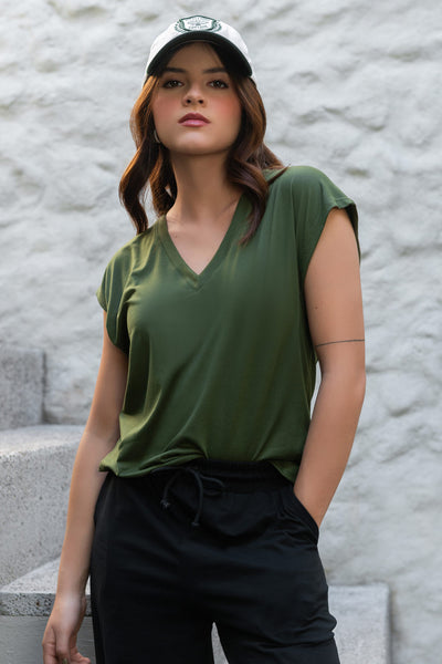 Top de cuello v, fit oversized y manga corta seguida.