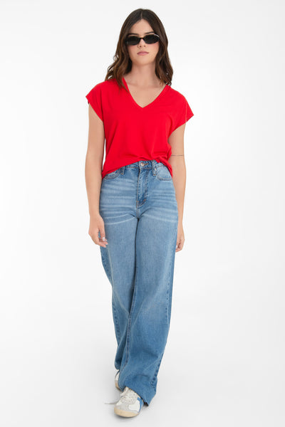 Top de cuello v, fit oversized y manga corta seguida.
