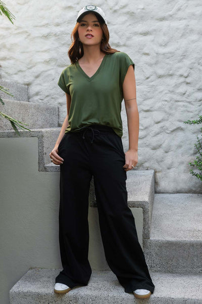 Top de cuello v, fit oversized y manga corta seguida.