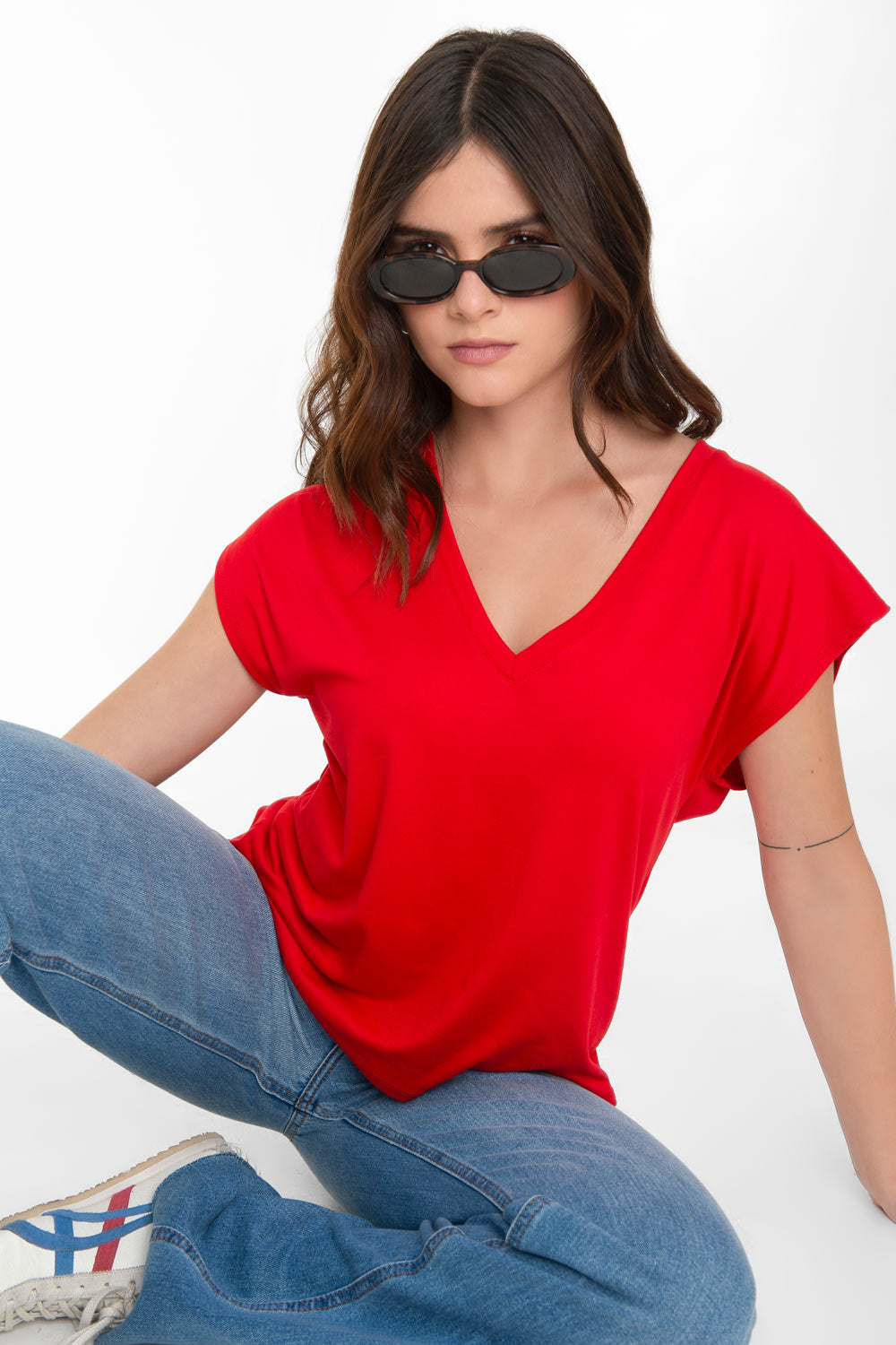 Top de cuello v, fit oversized y manga corta seguida.