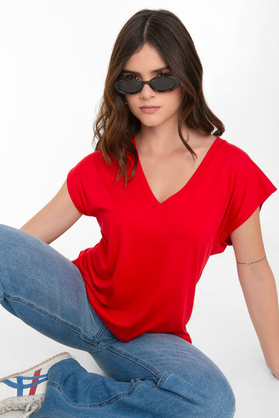 Top de cuello v, fit oversized y manga corta seguida.