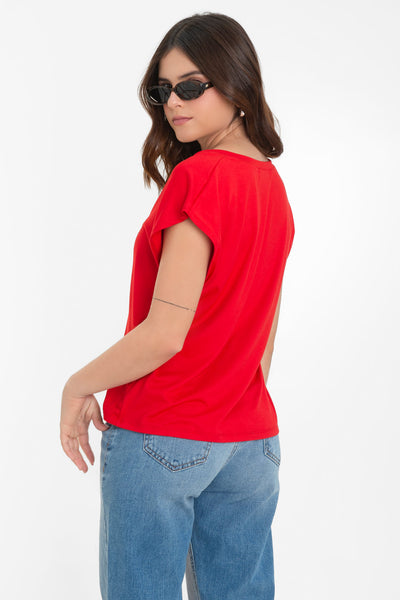 Top de cuello v, fit oversized y manga corta seguida.