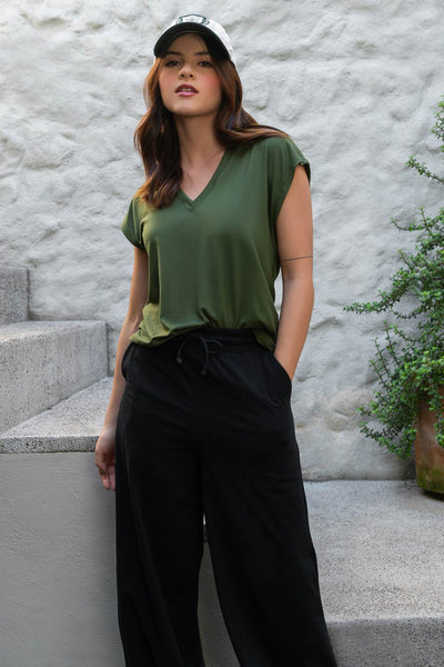 Top de cuello v, fit oversized y manga corta seguida.