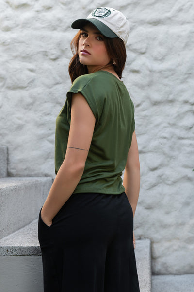 Top de cuello v, fit oversized y manga corta seguida.