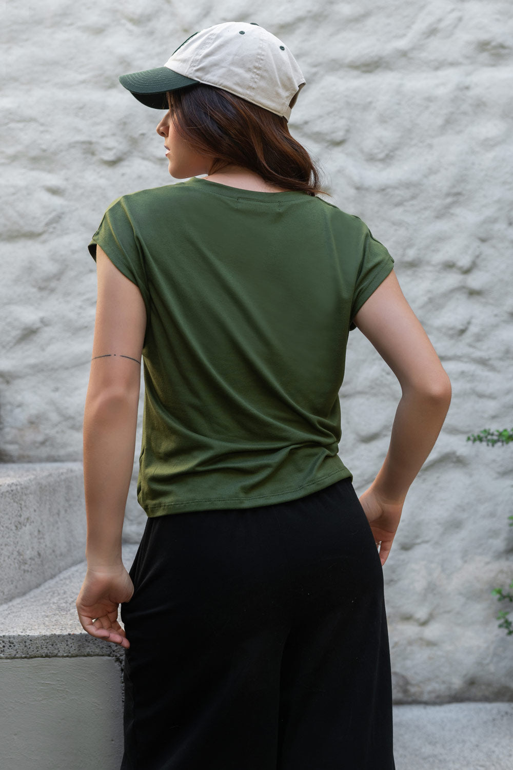 Top de cuello v, fit oversized y manga corta seguida.