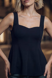 Top de tirantes, fit ajustado, escote corazón, costuras frontales y peplum con olanes en cintura.